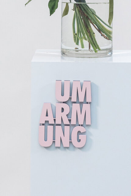 Schriftzug UMARMUNG