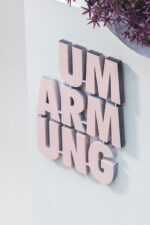 Schriftzug UMARMUNG – Bild 2